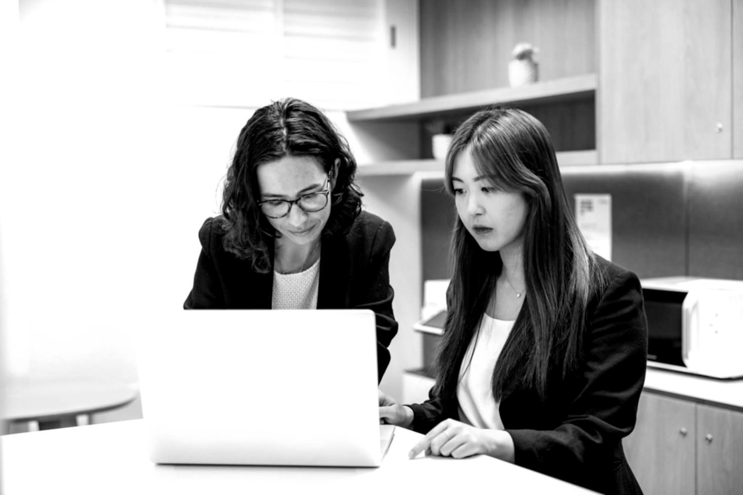 Strukturierte Finanzplanung am Arbeitsplatz mit Dokumenten und digitalen Tools